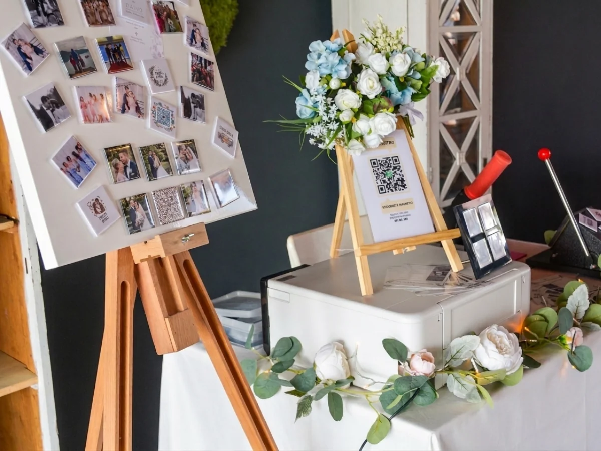 Svatební stanoviště NaMagnet s vystavenými fotomagnetkami
