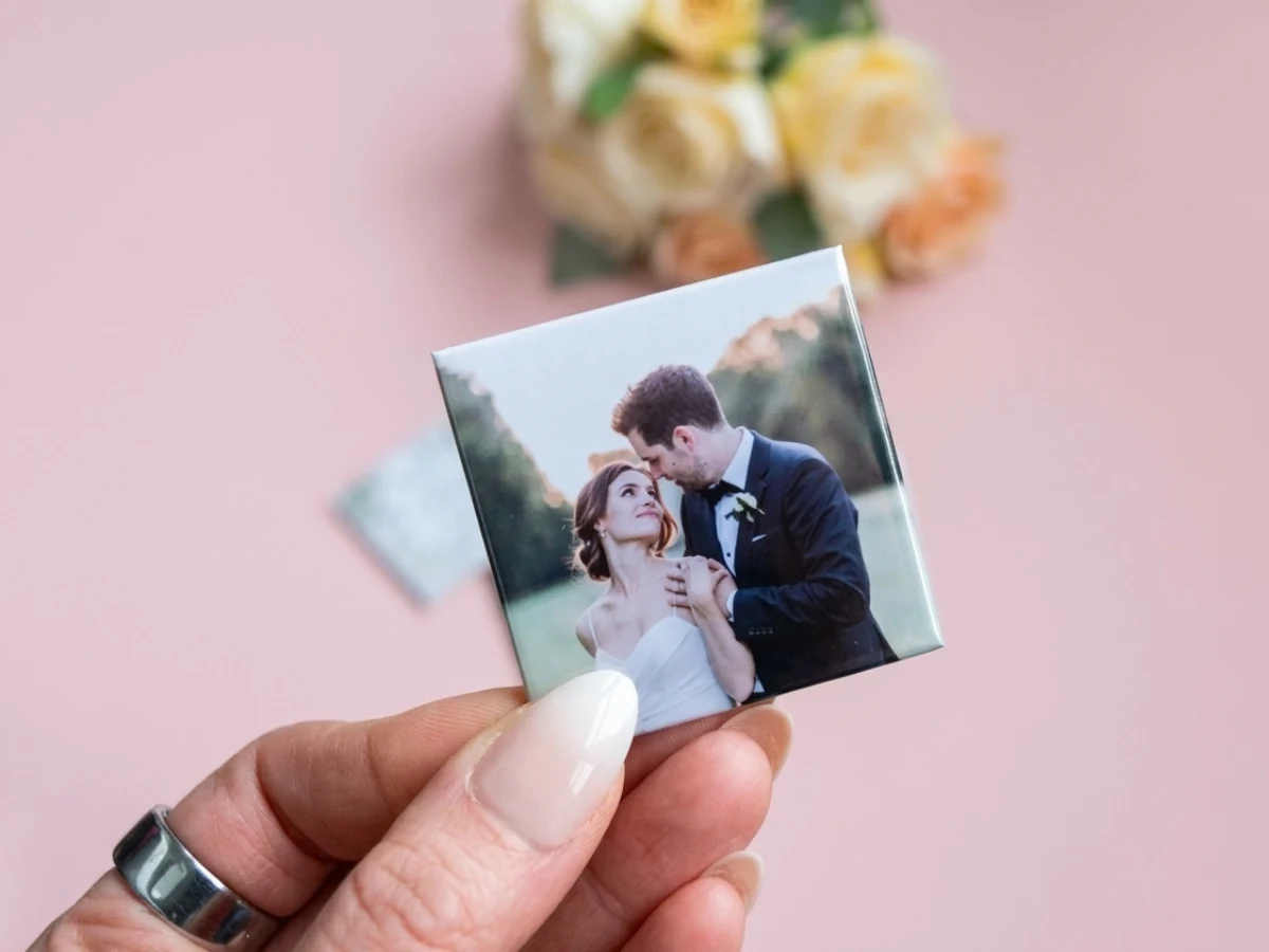 Lisovaná svatební fotomagnetka s fotografií novomanželů